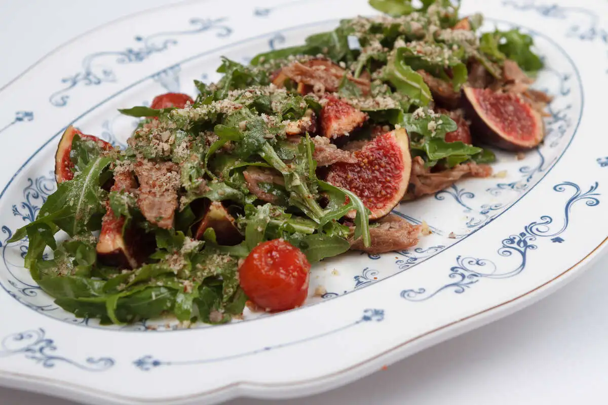 Салат из рукколы с пряной уткой, томатами и сладкими фигами