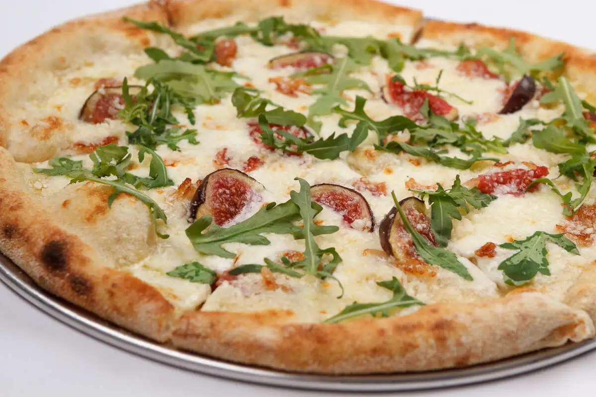 Пицца с беконом, моцареллой, пекорино и инжиром