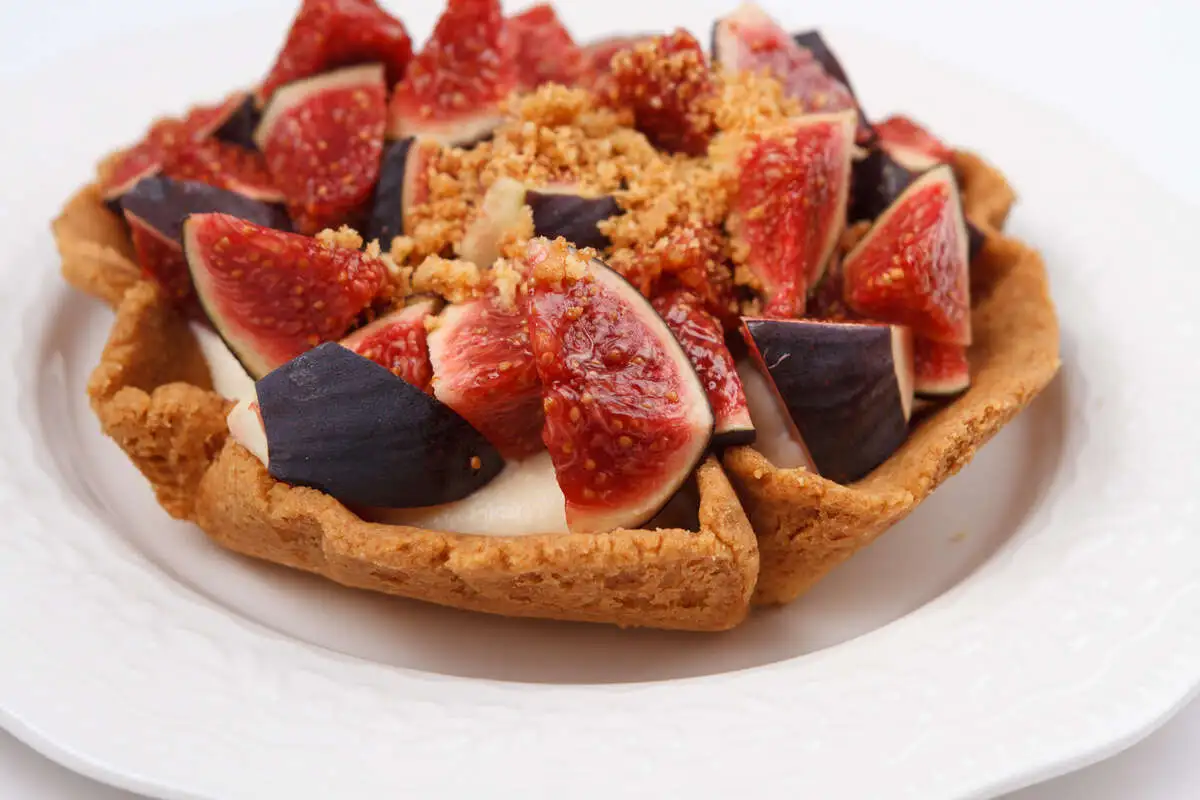 Кростата со сладким инжиром и домашним кремом