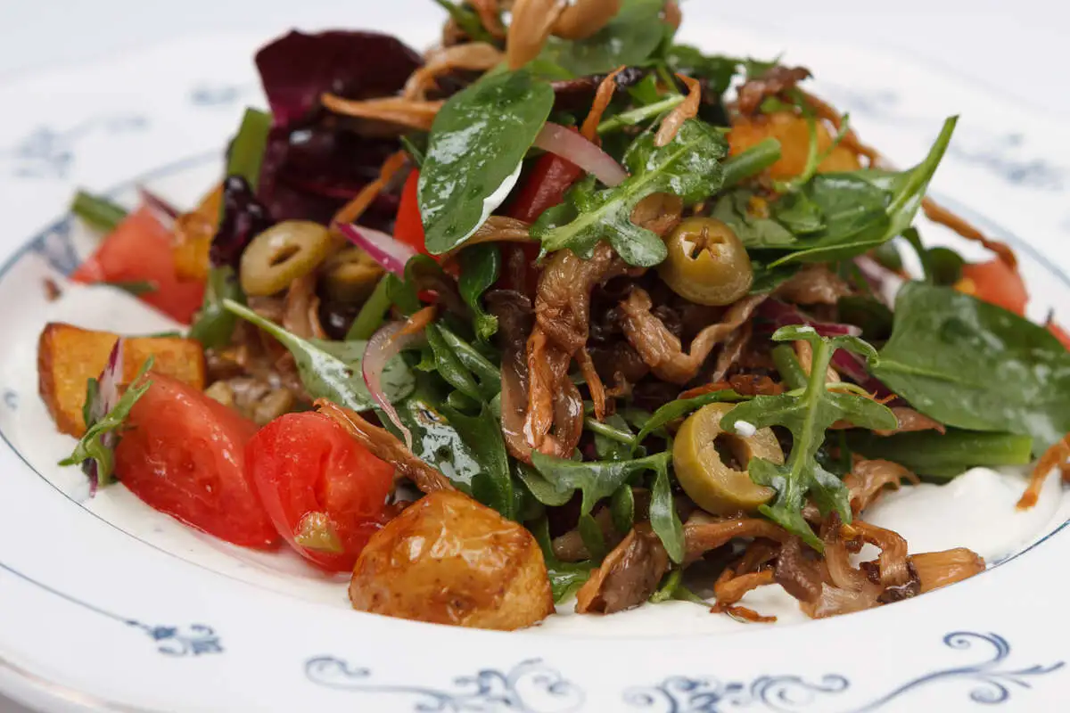 Вешенки с листьями салат, томатами и молодыми картофелем