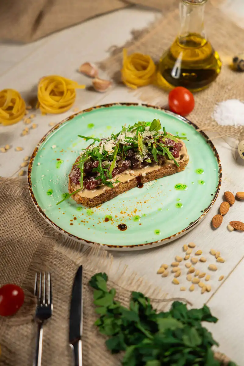 Брускетта с тар таром из говядины