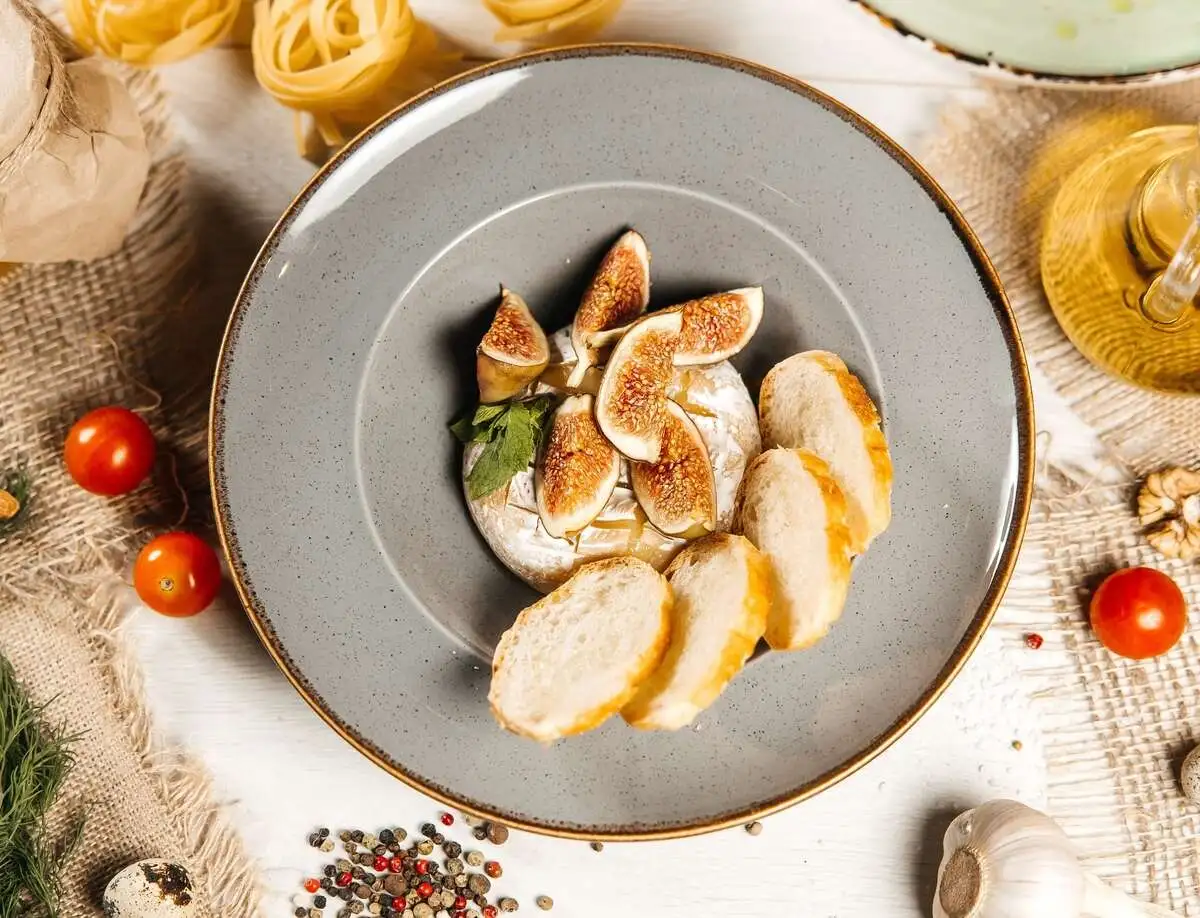 Запеченный камамбер с инжиром