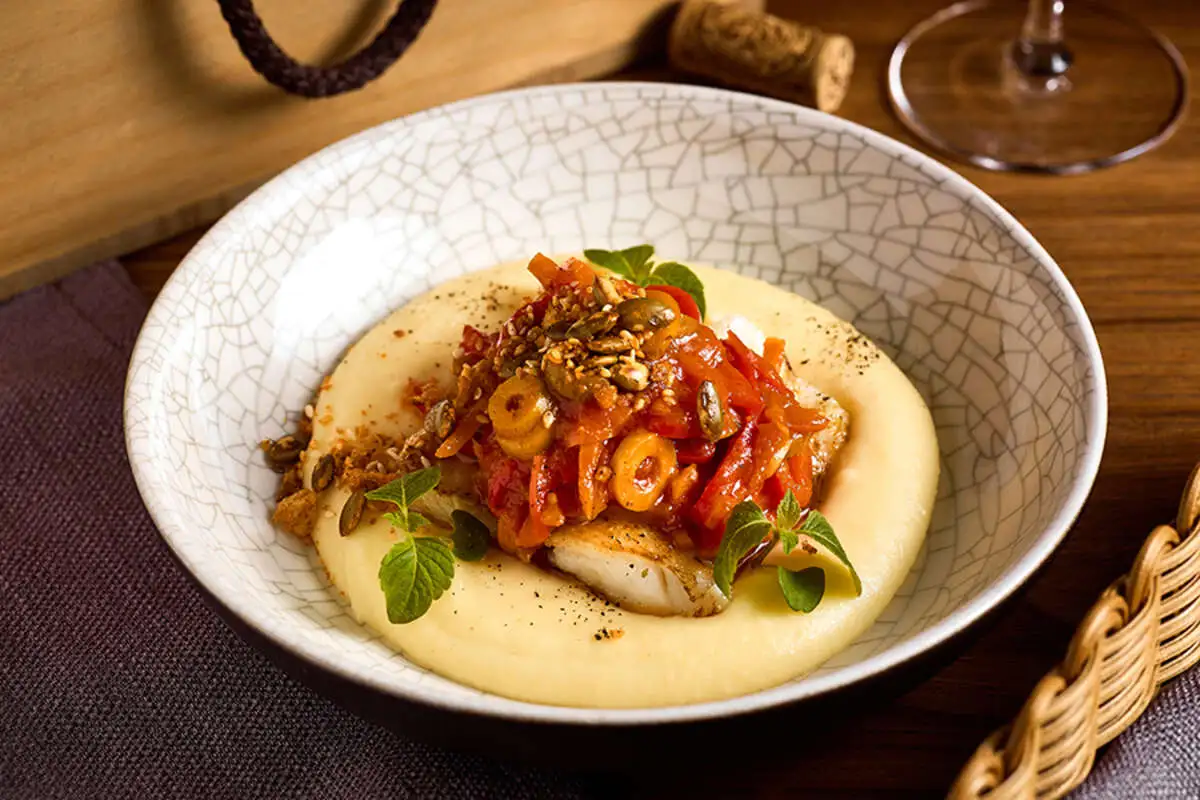 Треска с пеперонатой и картофельным пюре "Пармантье"