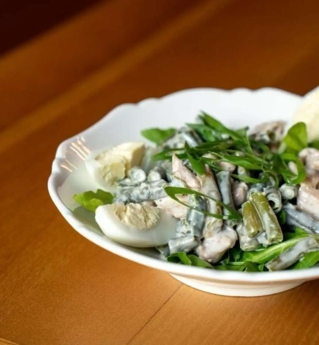 ЛАНЧ САЛАТ С КУРИЦЕЙ И ОРЕХОВЫМ СОУСОМ
