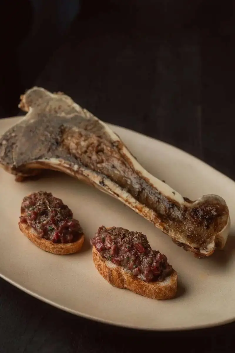 Тар-тар из говядины с костным мозгом