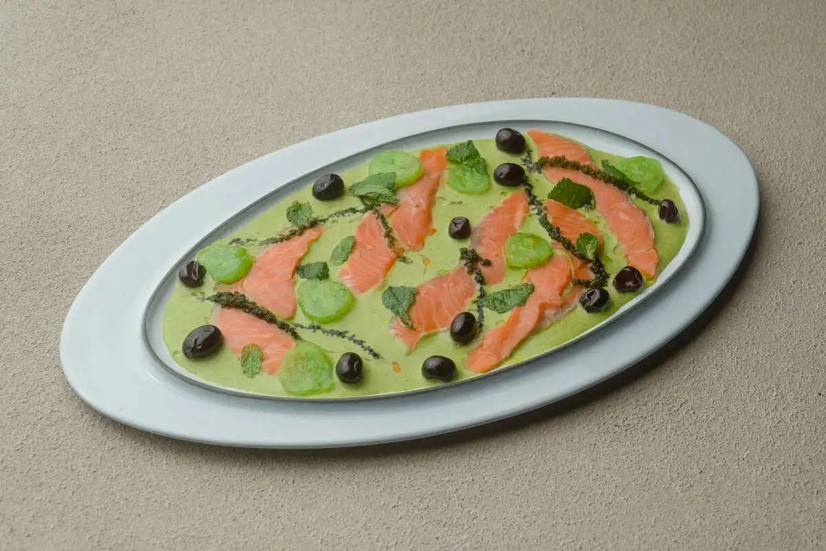 Лосось с зеленым карри и морским виноградом