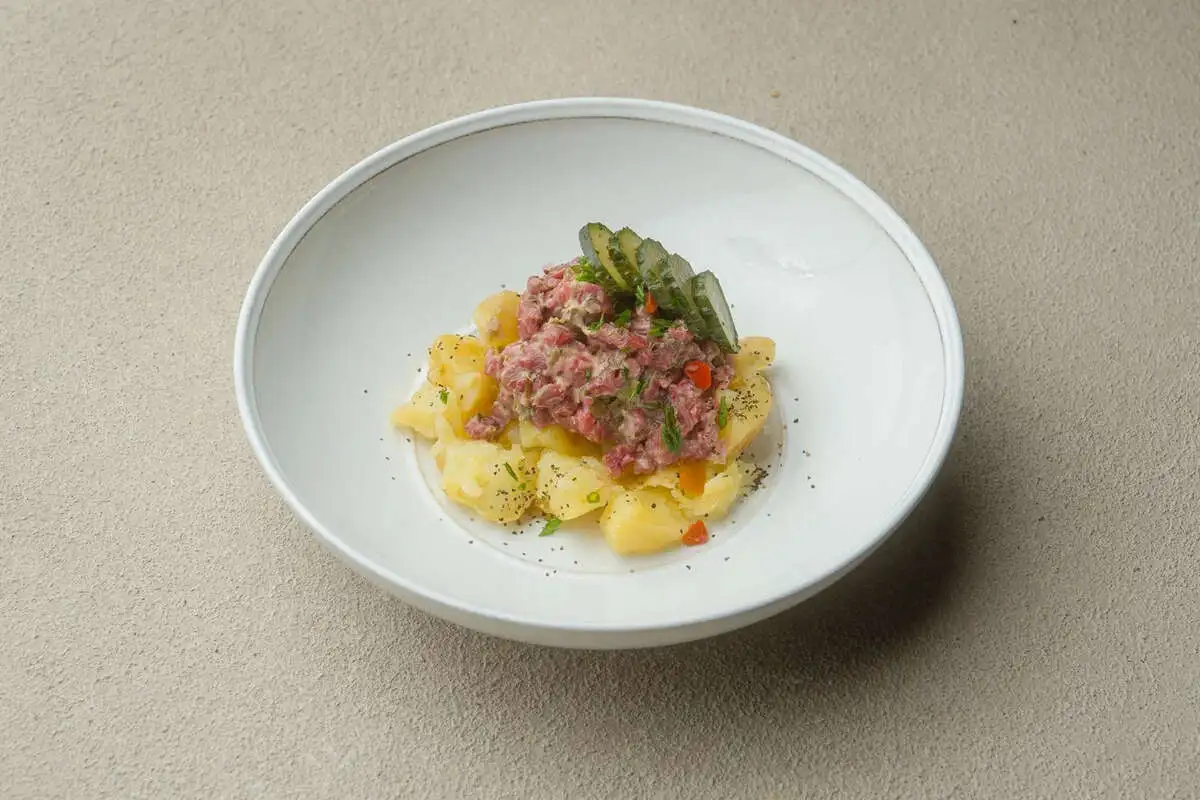 Тар-тар из говядины на печеном картофеле