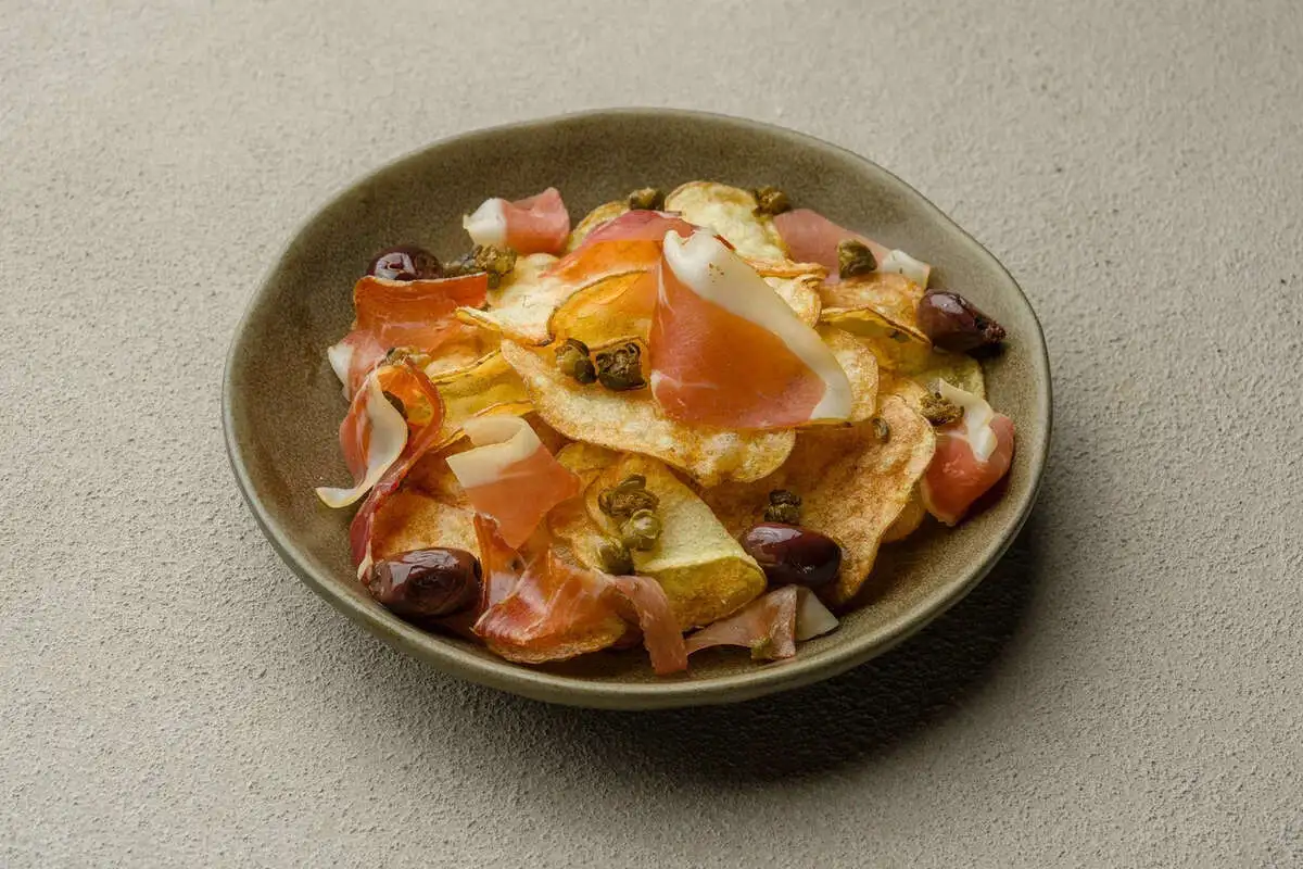 Домашние картофельные чипсы с хамоном