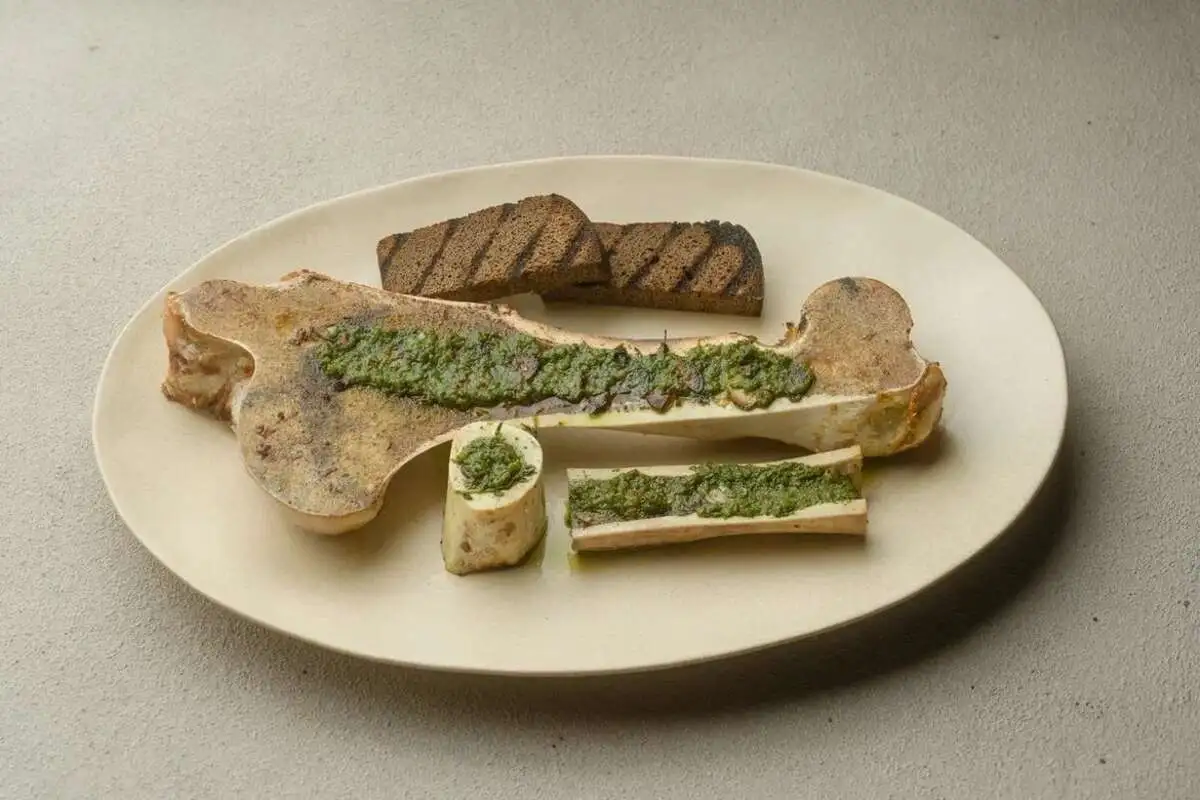 Мозговые кости с соусом чимичурри