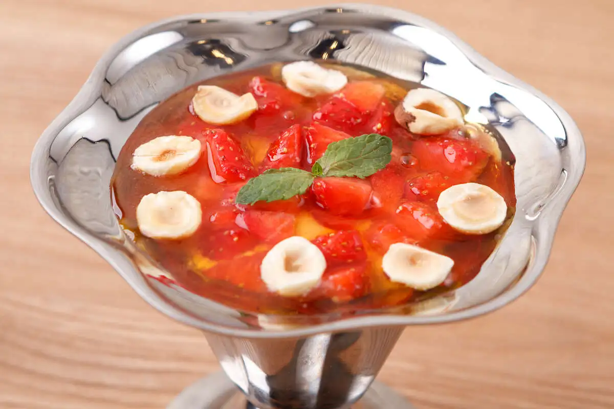 Мацони с ягодами медом и фундуком