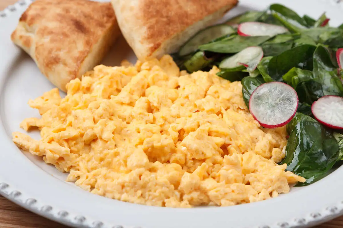 Скрамбл с овощным салатом