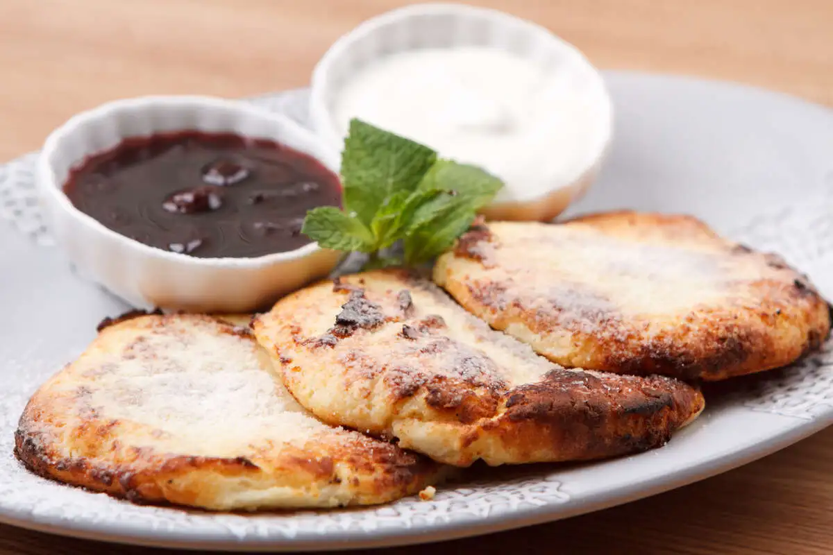 Сырники из надуги с вареньем