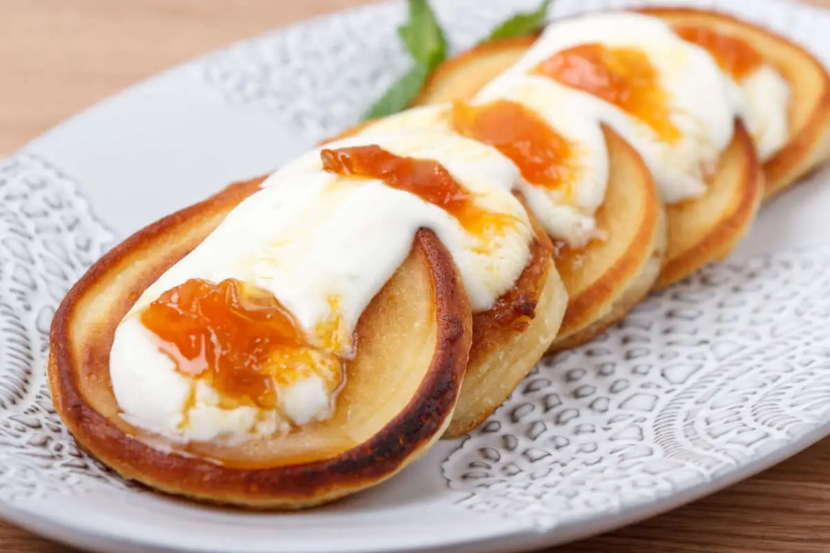 Домашние оладьи с абрикосом и муссом из надуги