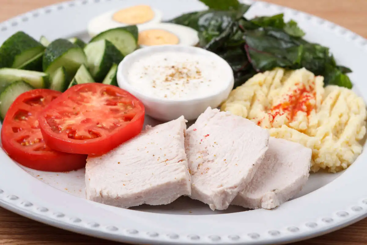 Здоровый грузинский завтрак: индейка, салат, мацони, авокадо, пшено