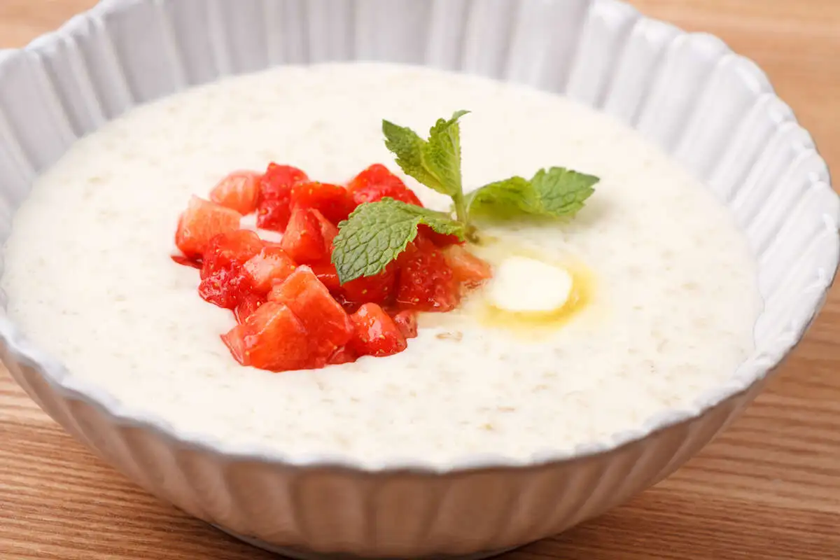 Геркулесовая каша с ягодами