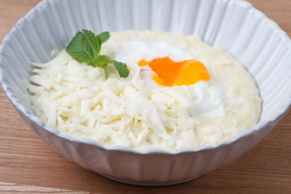 Пшённая каша с яйцом и сулугуни