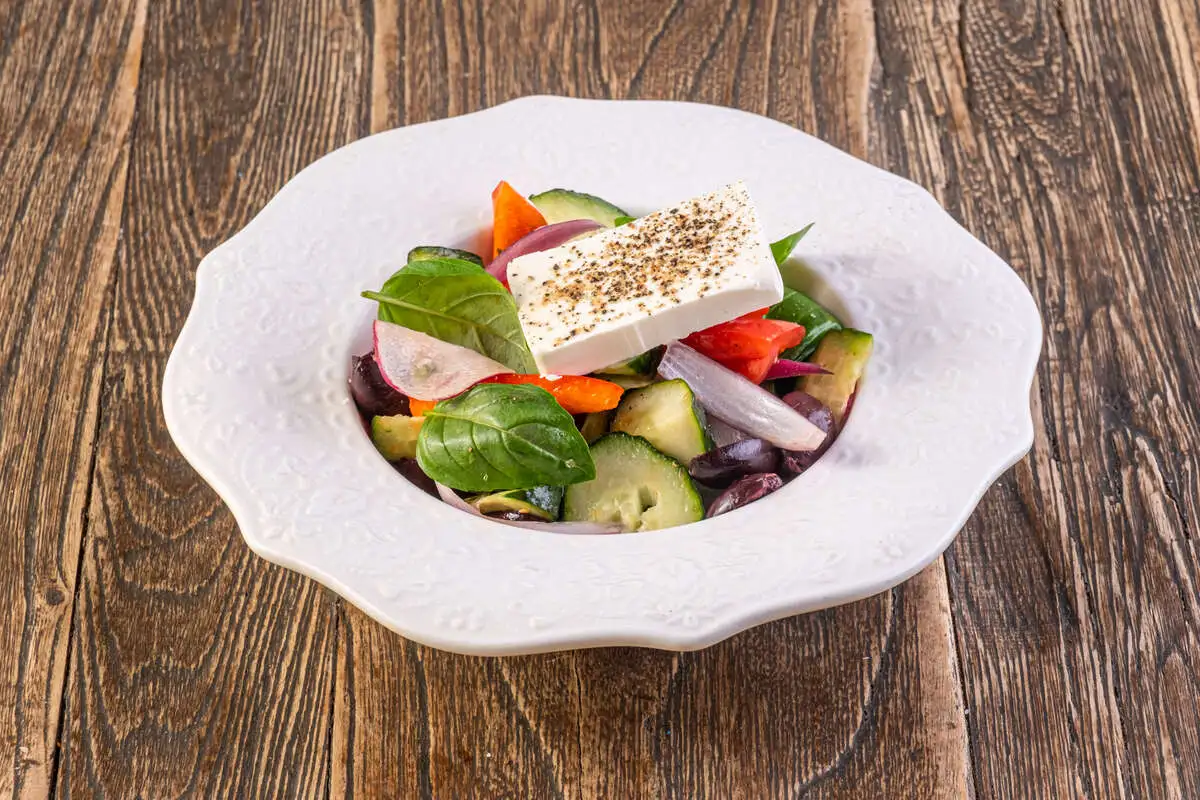 Свежие овощи и сыр фета