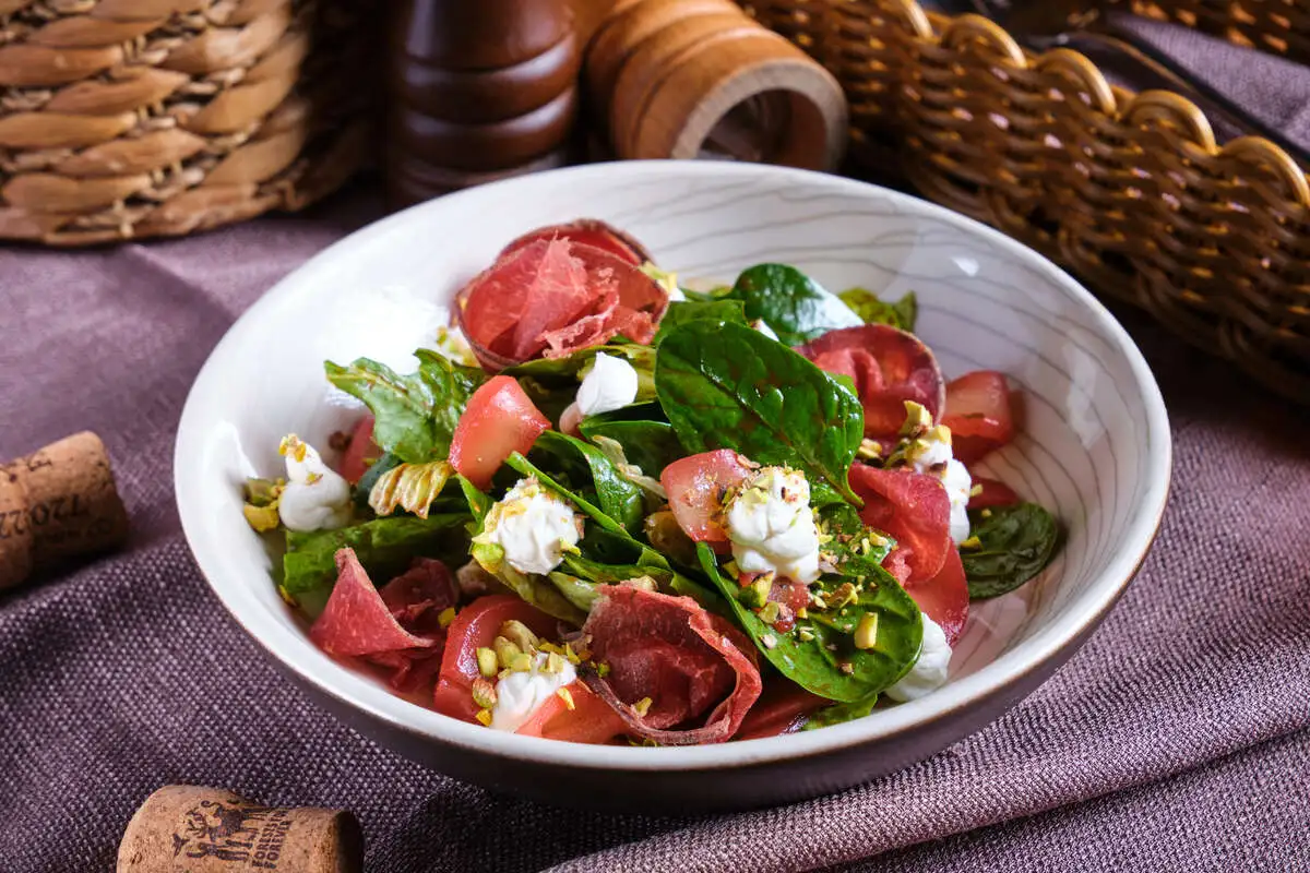 Салат с брезаолой и пряной грушей