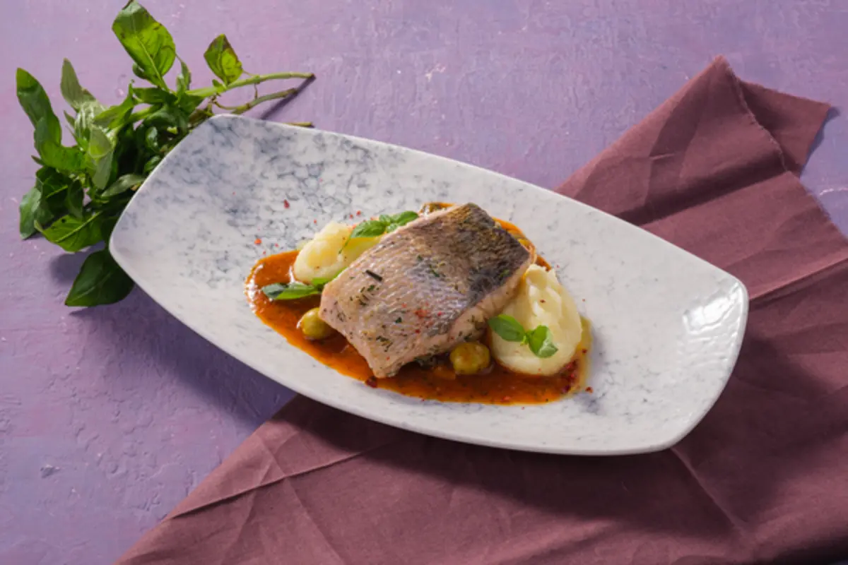 Судак с томатным рагу и картофельным пюре