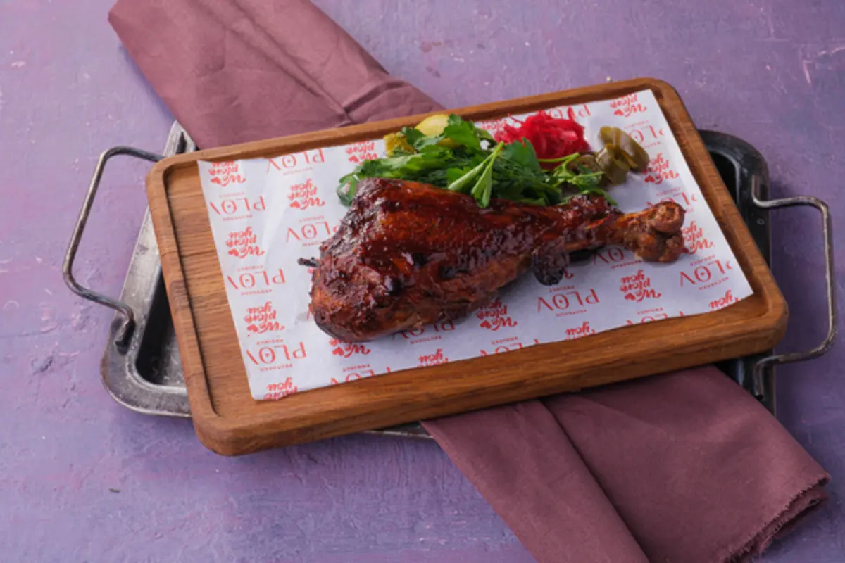 Запеченная голень индейки барбекю