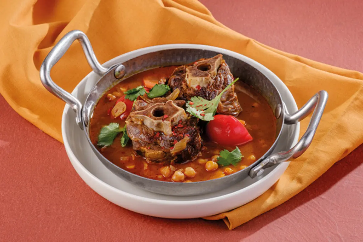 Томленая шея барашка с нутом и овощами