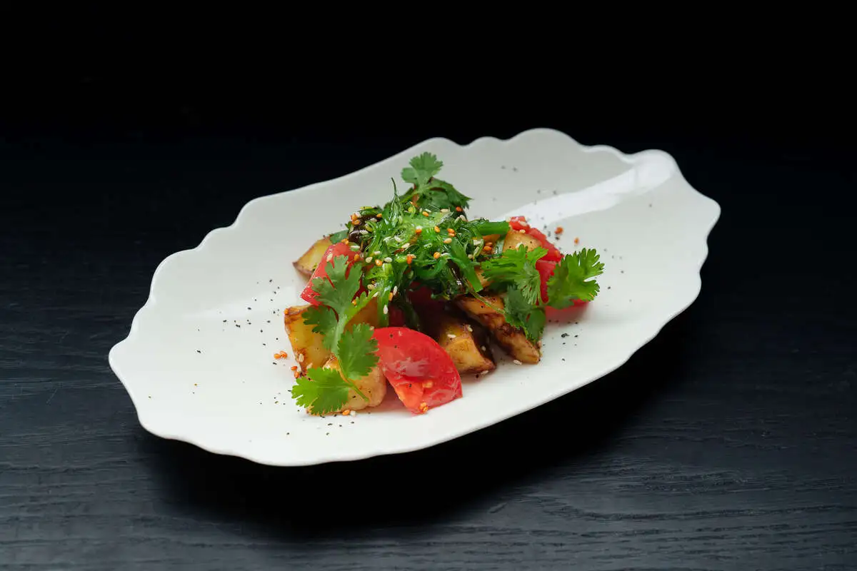 Салат с хрустящим баклажаном и томатом