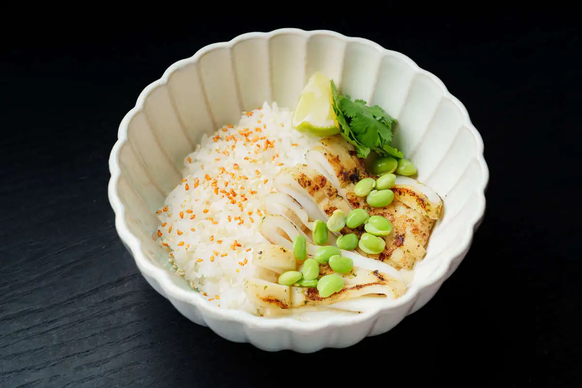 Кальмар с рисом и сливочным соусом