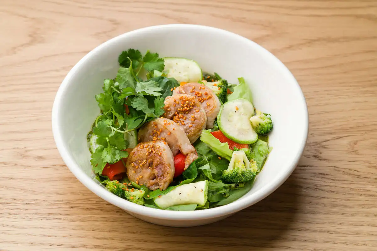 Салат с цыпленком, цукини, чимичурри