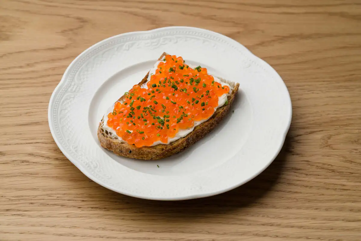 Бутер с красной икрой