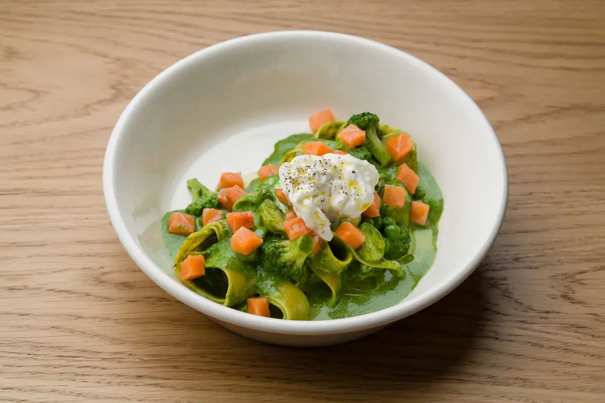 Папарделле, лосось, шпинат