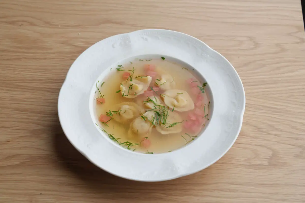 Куриный бульон, равиоли с цыпленком 