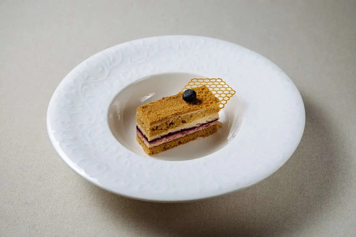 Медовый торт с чёрн.смородиной