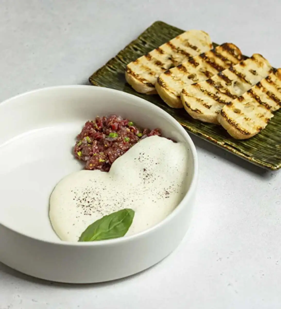 Тартар из говядины с муссом