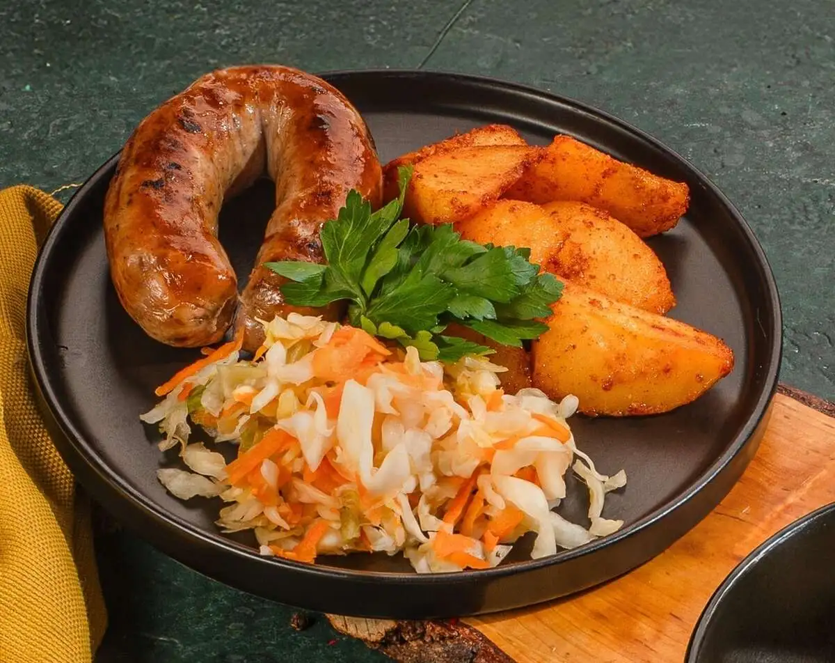 Колбаска с квашеной капустой и картофелем