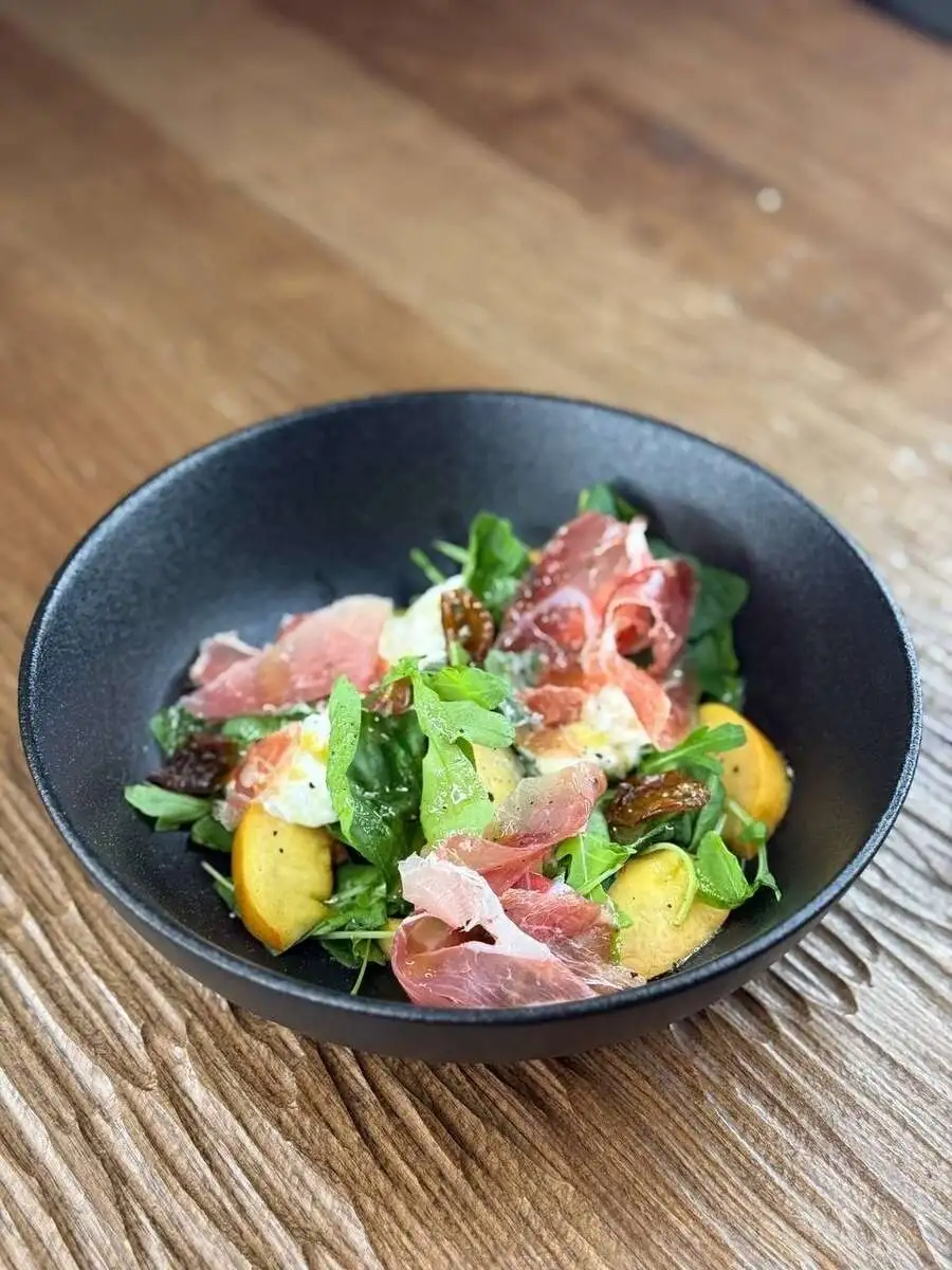 Салат со страчателлой и пармской ветчиной 110гр.