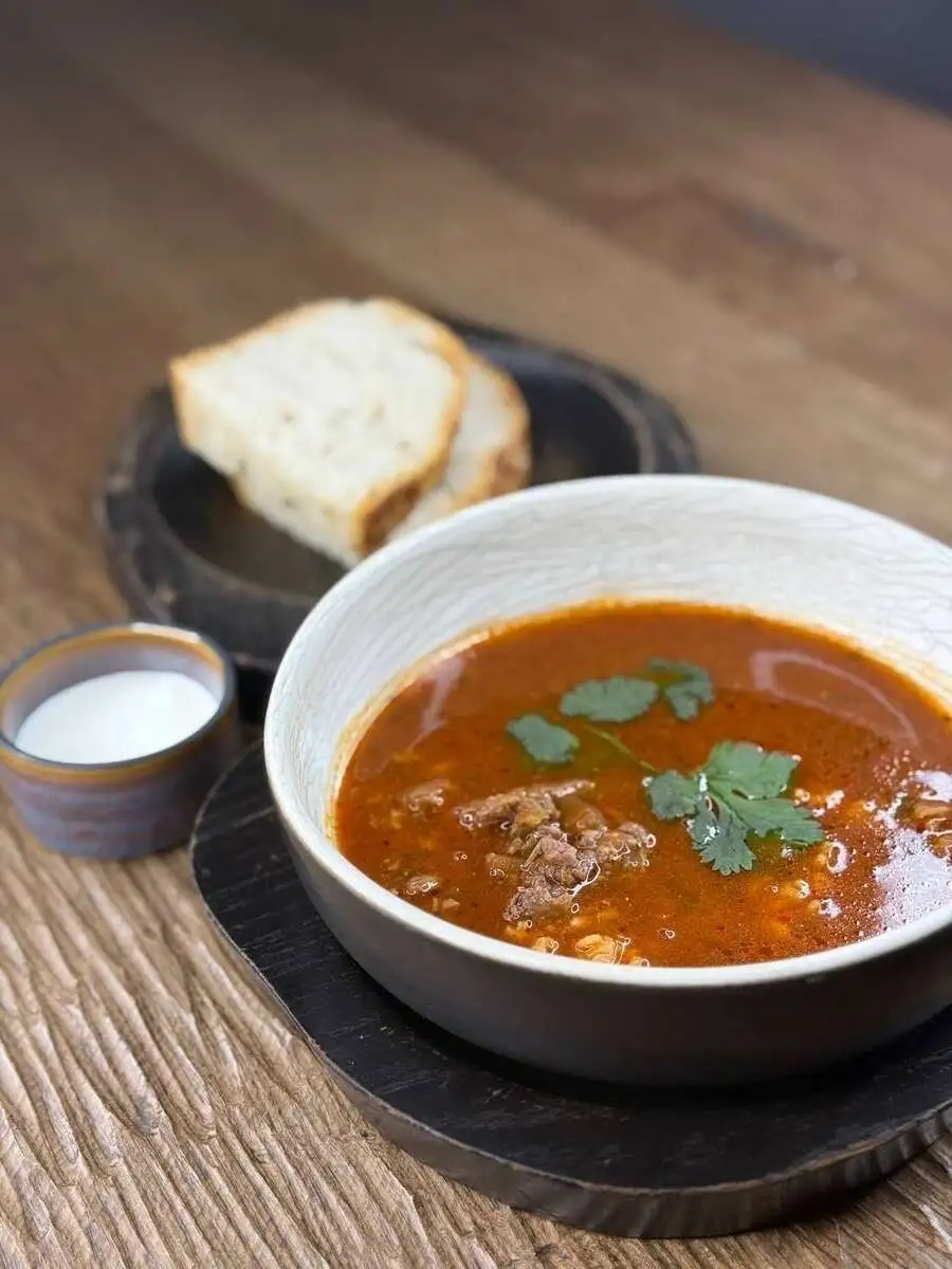 Харчо с пастрами из говядины и апельсиновой сметаной 250/20гр.