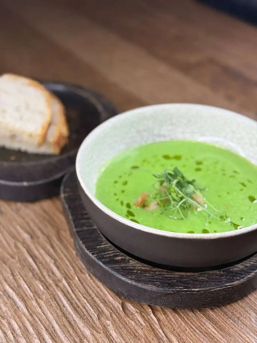 Крем-суп из зеленого гороха с м ятой и креветками 230гр.