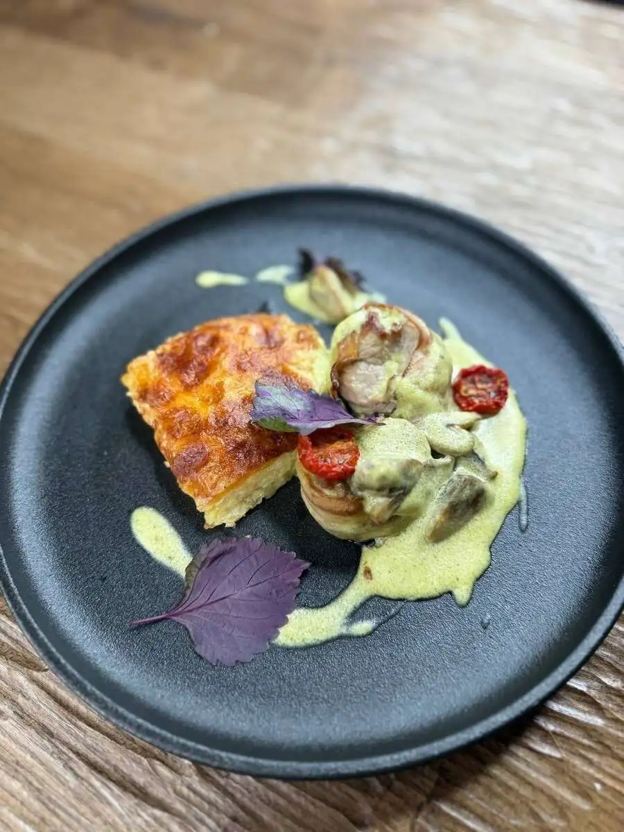 Медальоны из свинины с картофельным гратеном и сливочным соусом 230гр.