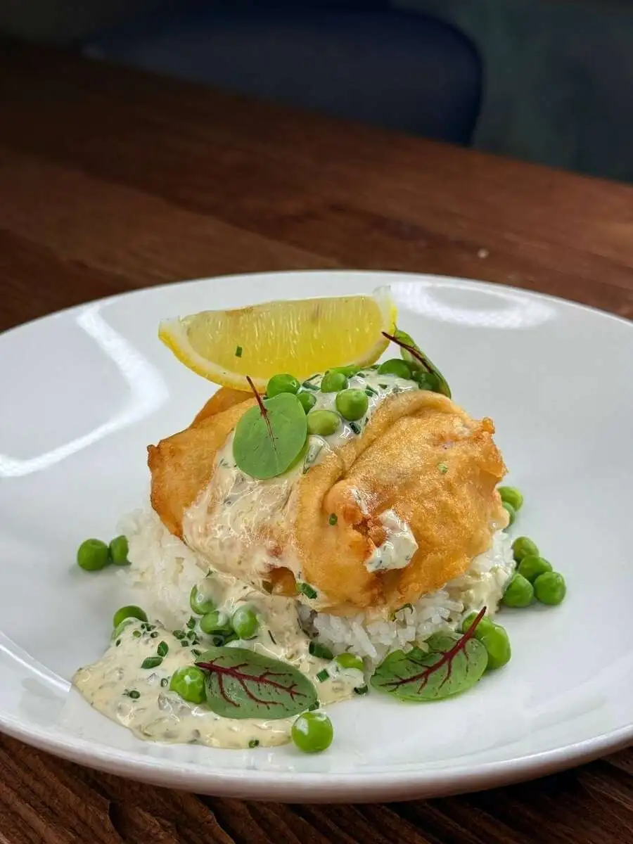 Фиш энд чипс с рисом жасмин и соусом тартар 290гр.