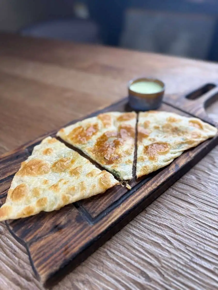 Лепешка гёзлеме со свежим шпинатом и имеретинским сыром 200гр.е