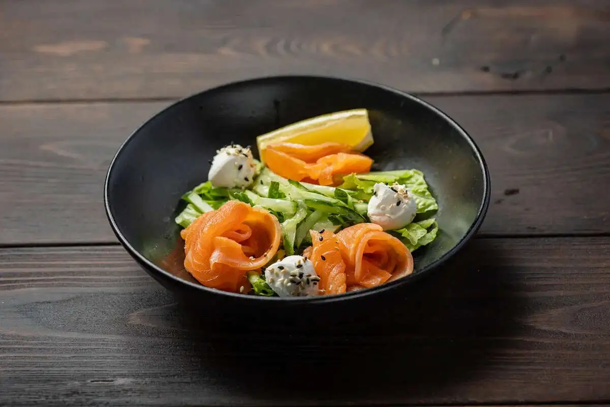 Салат с лососем