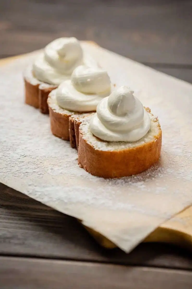 Рулет с творожным сыром