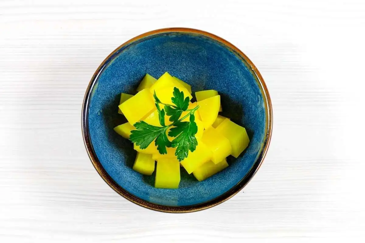 Желтый маринованный дайкон 100гр.порц.