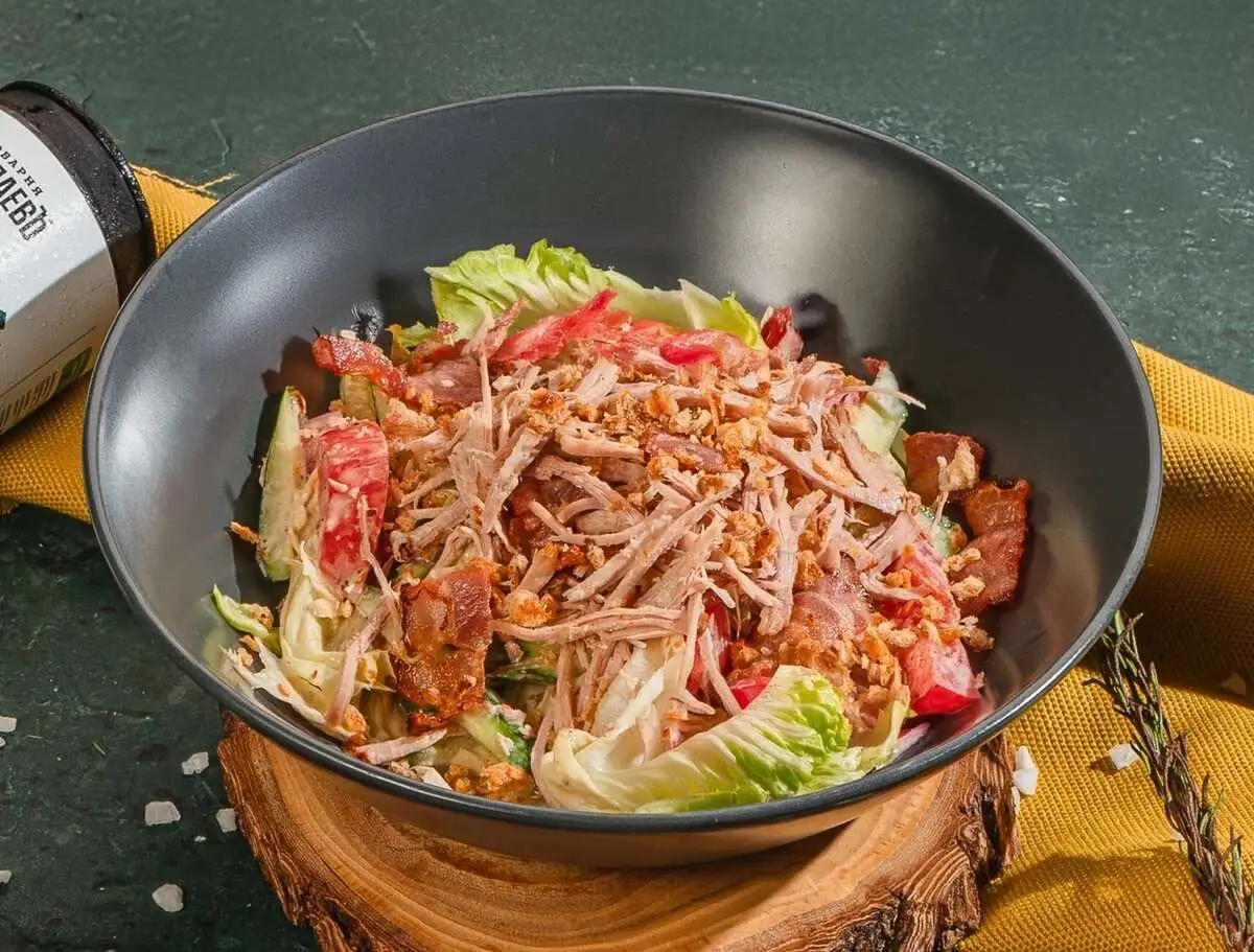 Салат с рваной свининой