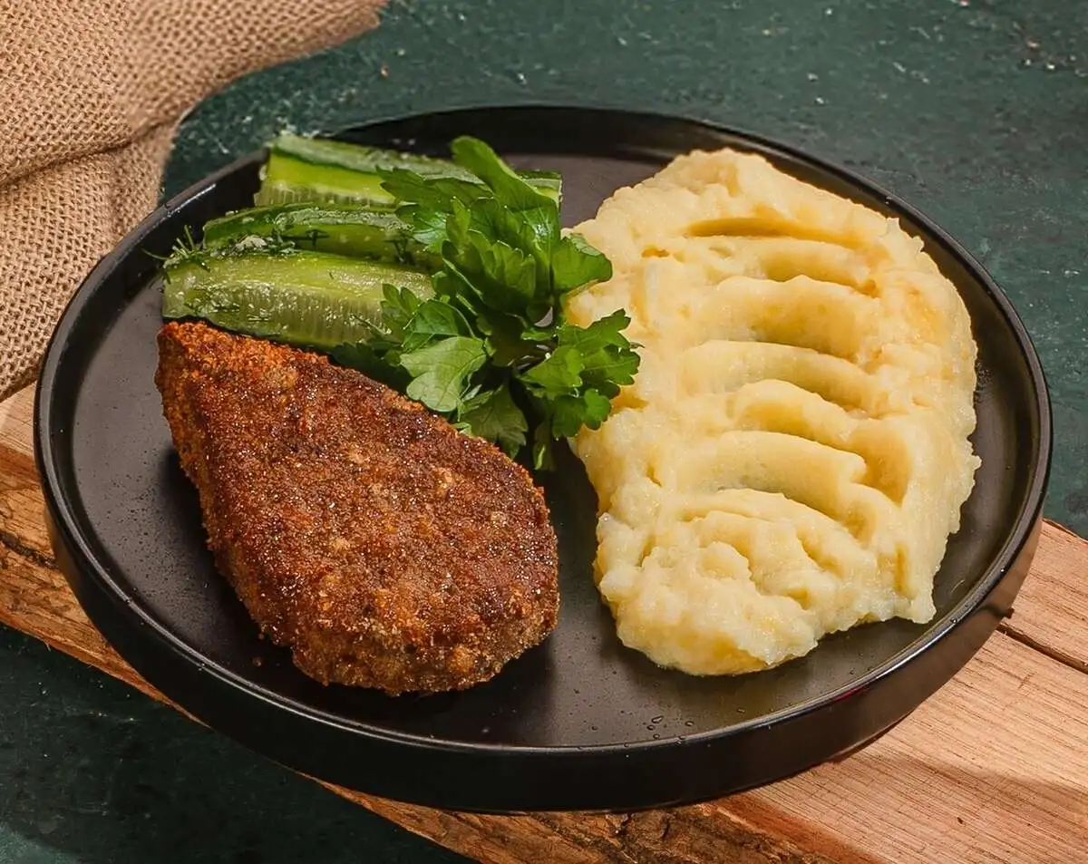 Котлета с картофельным пюре