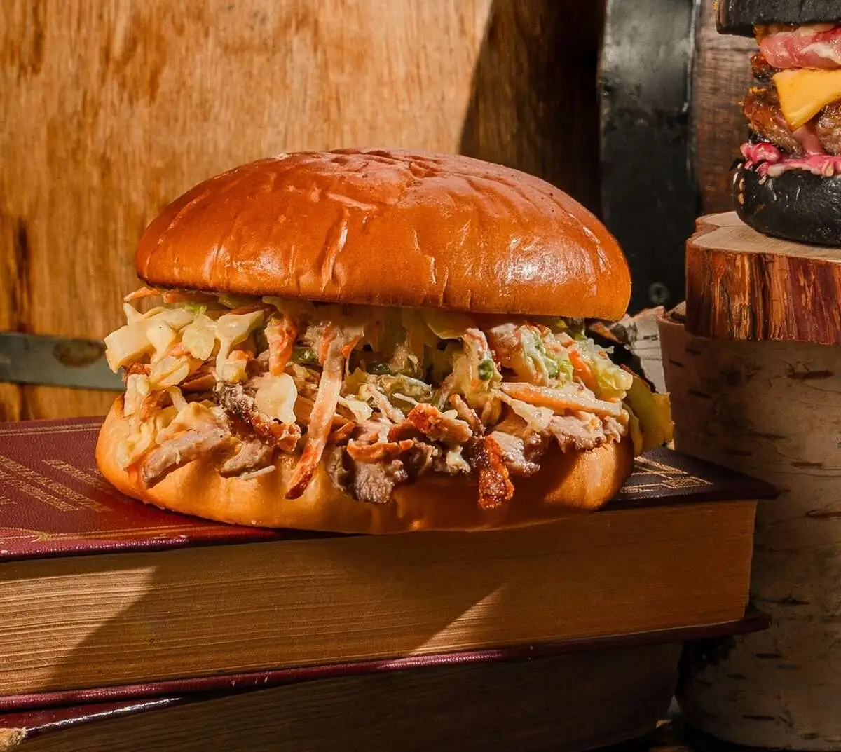 Бургер с рваной свининой