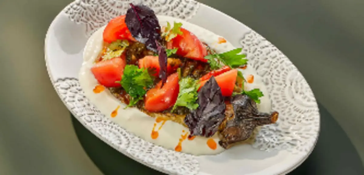 Печеный баклажан с соусом киндзмари