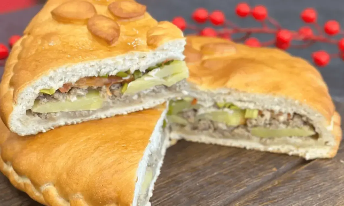 Пирог с картофелем, фаршем, томатами и сыром