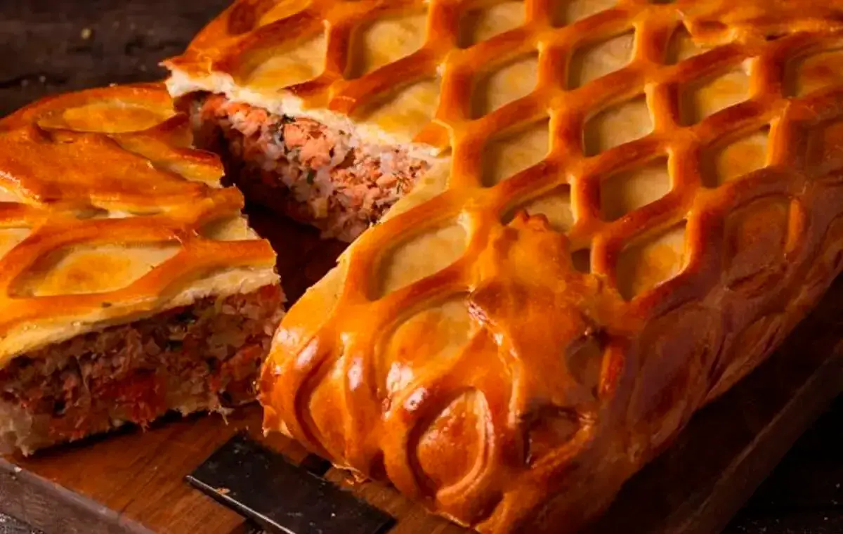 Фирменный рыбный пирог с судаком, лососем и горбушей с моцареллой