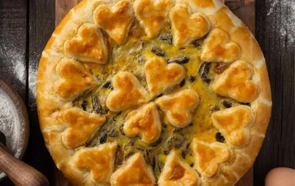 Фирменный пирог с копченой курицей, жареным картофелем и сыром моцарелла